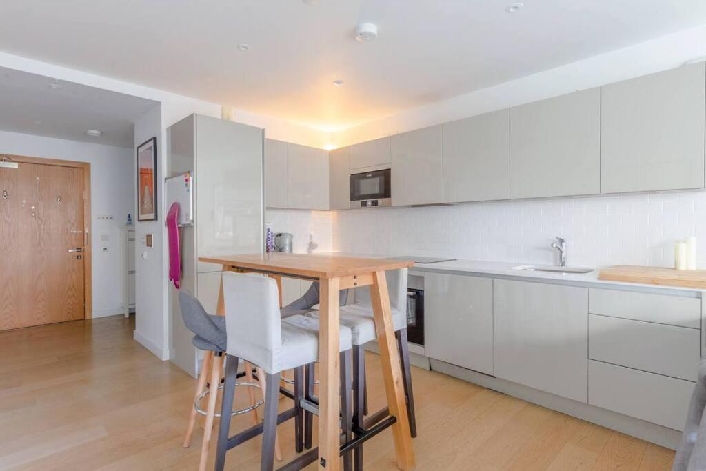 Superb 1 Bedroom Apartment 3Mins From Tube Station London Bagian luar foto