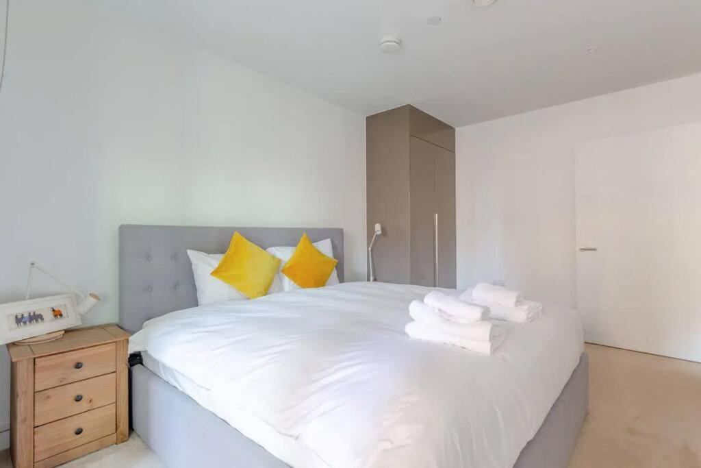 Superb 1 Bedroom Apartment 3Mins From Tube Station London Bagian luar foto