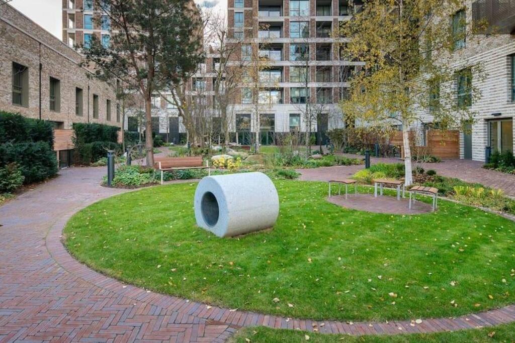 Superb 1 Bedroom Apartment 3Mins From Tube Station London Bagian luar foto