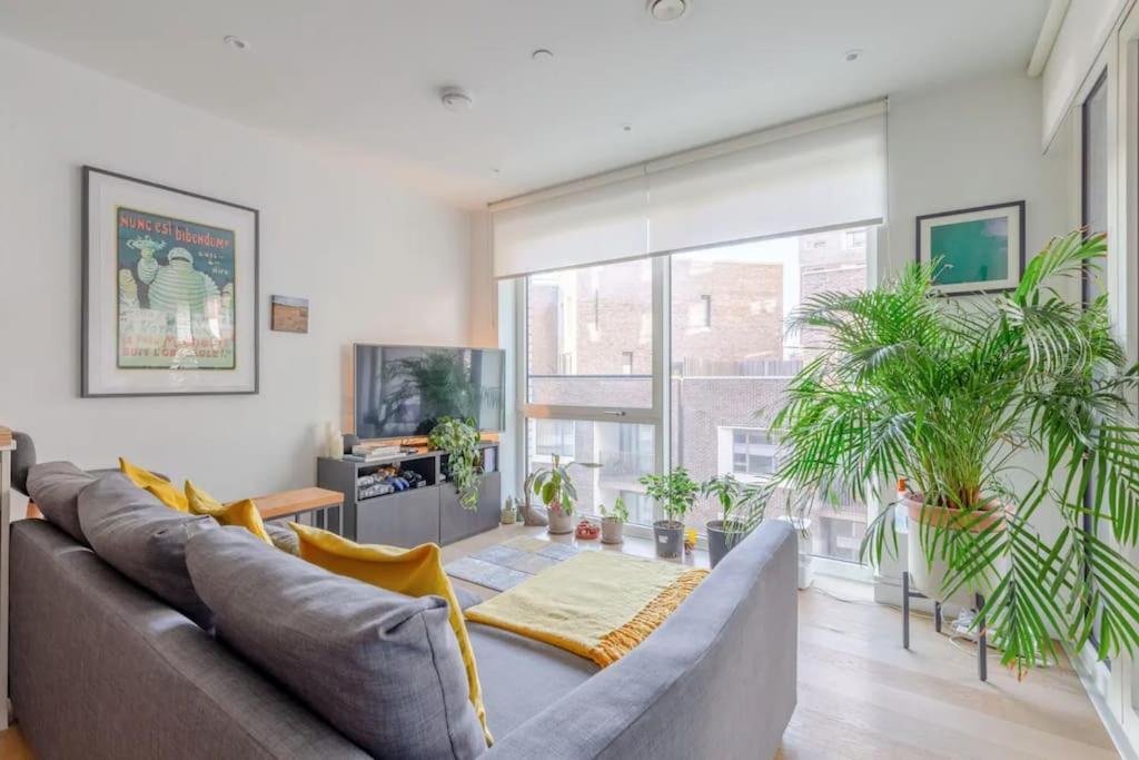 Superb 1 Bedroom Apartment 3Mins From Tube Station London Bagian luar foto