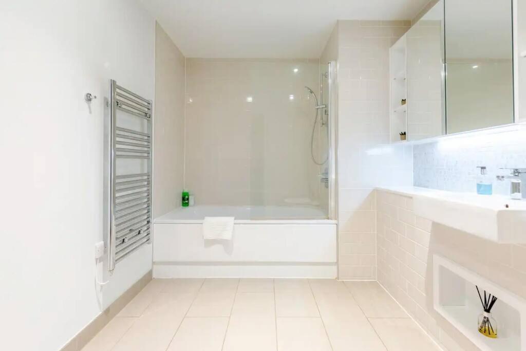 Superb 1 Bedroom Apartment 3Mins From Tube Station London Bagian luar foto