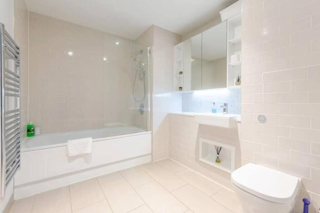 Superb 1 Bedroom Apartment 3Mins From Tube Station London Bagian luar foto